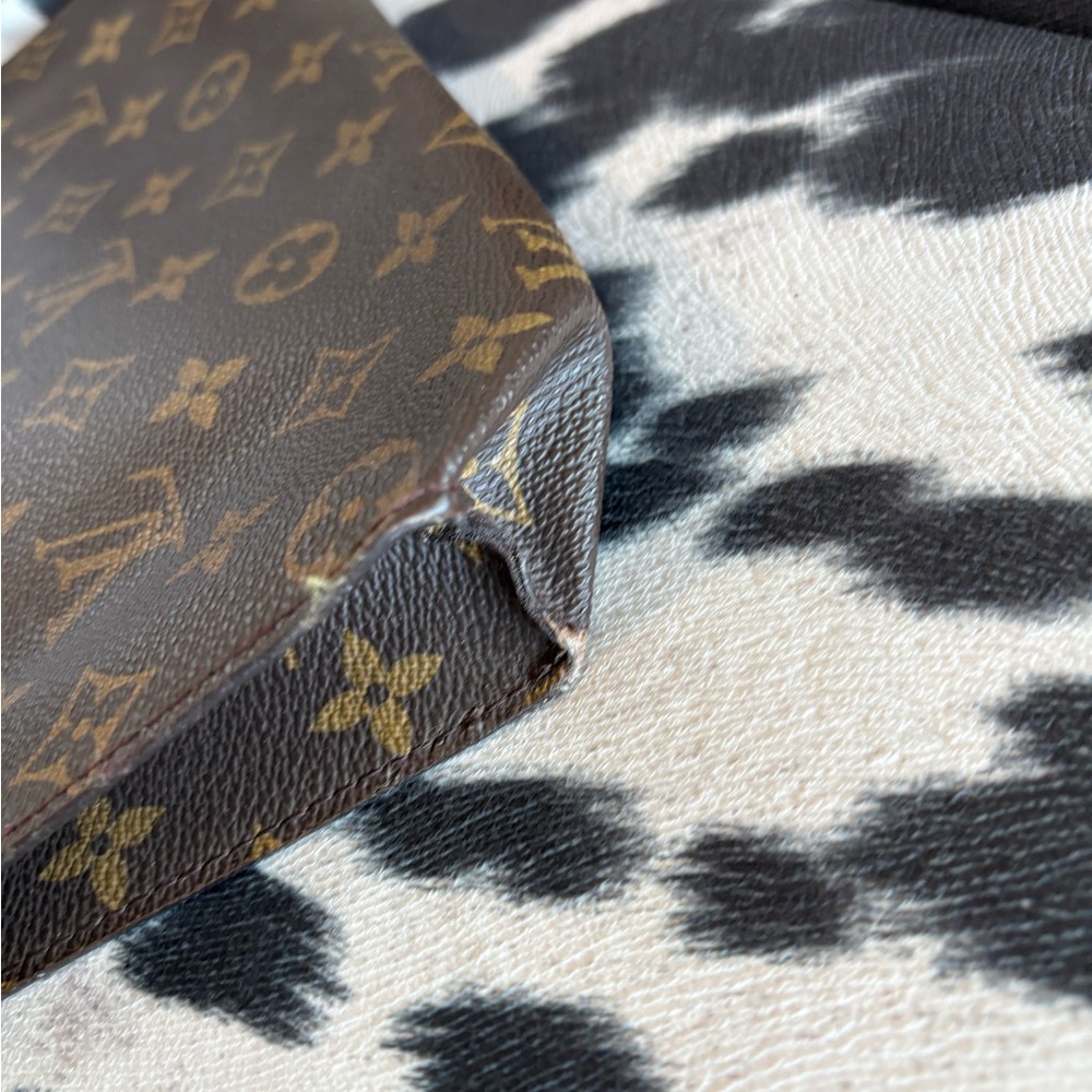 Louis Vuitton Monogram 26 Toiletry Pouch - Picture 7 of 16